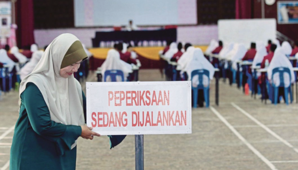 pengawas peperiksaan